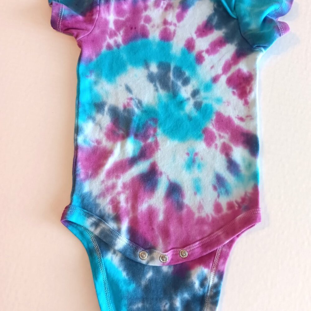 Tie Dye Baby Body Suit With 3 Snap Crotch Blue Pink Purple Swirls Size 12-18 MOS - Picture 5 of 16
